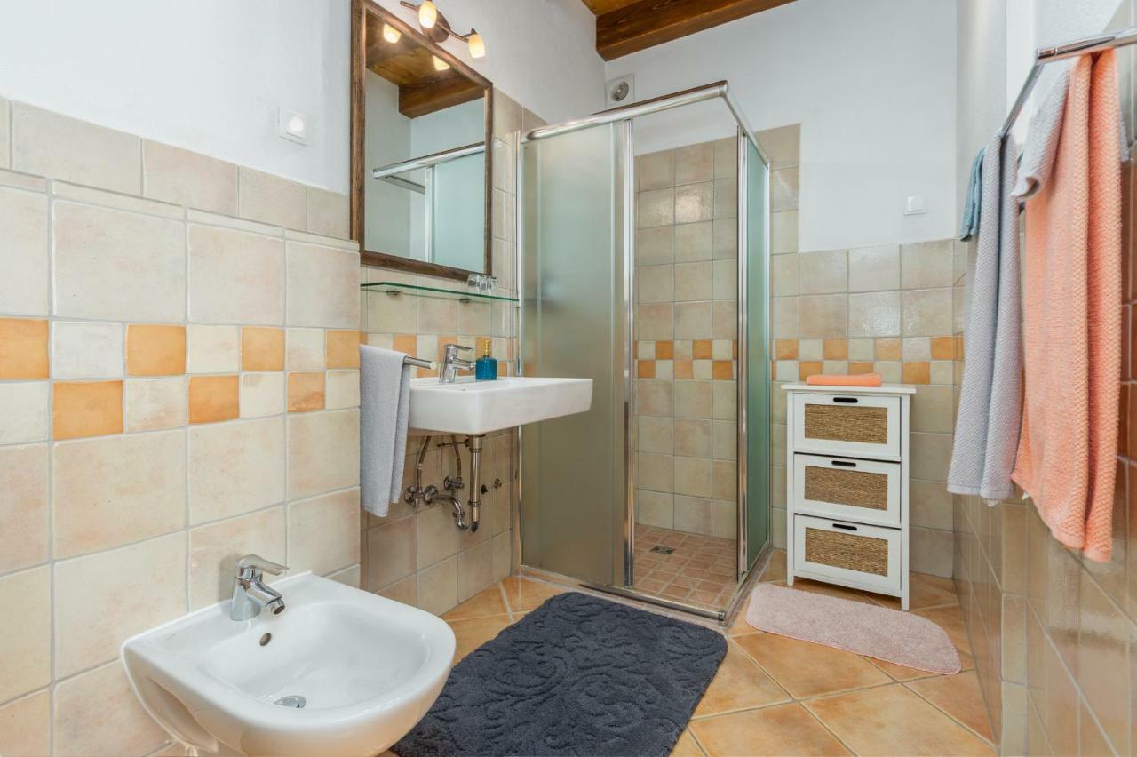 Dvor Strica Grge Apartment Kastelir Ngoại thất bức ảnh